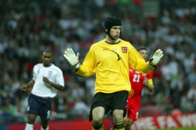 Brank&aacute;ř Petr Čech při př&aacute;telsk&eacute;m utk&aacute;n&iacute; v Anglii.