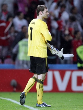 Petr Čech po prohrann&eacute;m utk&aacute;n&iacute; s Tureckem na mistrovstv&iacute; Evropy.