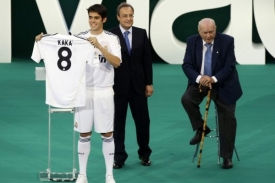 Fotbalista Kaká (vlevo) a prezident Realu Florentino Pérez.