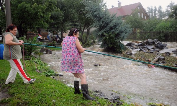 Oldřichov zaplavila voda. Hasiči evakuovali dvě rodiny. Oldřichov zaplavila voda. Hasiči evakuovali dvě rodiny.