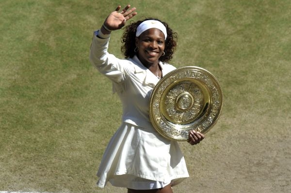 Americká tenistka Serena Williamsová s vítěznou trofejí ve Wimbledonu.