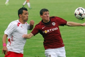 Obránce Sparty Manuel Pamič (vpravo) v utkání s CSKA Sofia.