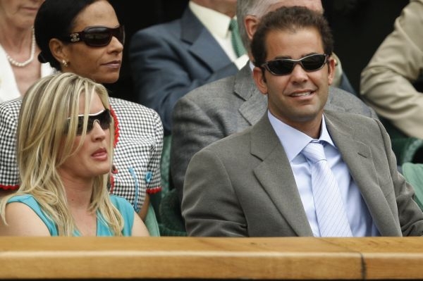 Pete Sampras (vpravo) sledoval finále Wimbledonu po boku své ženy.