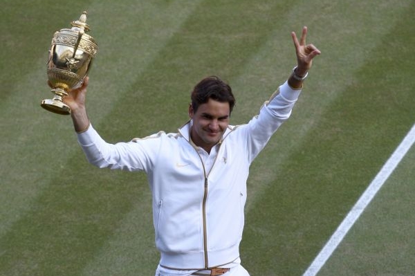 Roger Federer po zisku šestého titulu ve Wimbledonu.