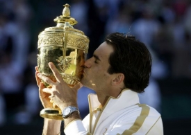 Roger Federer s trofejí pro vítěze Wimbledonu.