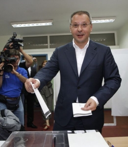Bulharský premiér Stanišev u volební urny.