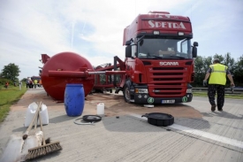Z cisterny nebezpečně vytékala nafta.