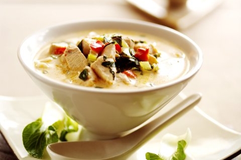 Thajská kuřecí polévka tom kha kai. Thajská kuřecí polévka tom kha kai.