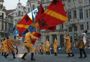 Tradiční středověký festival v královských barvách v Bruselu.