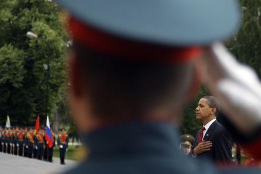 Barack Obama před hrobem neznámého vojína.