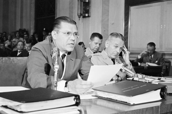 Robert McNamara obhajuje před senátem miliardy na pomoc chudým státům.