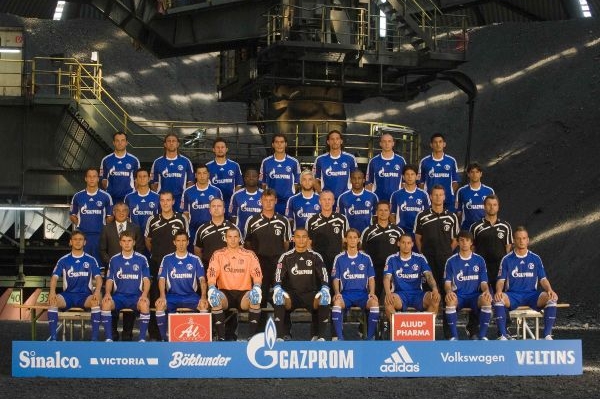 Netradiční foto mezi tunami uhlí. Jan Morávek sedí dole druhý zprava.