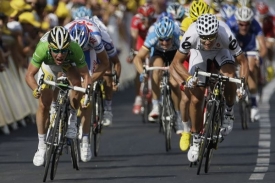 Marc Cavendish (v zeleném) vyhrál další etapu na Tour de France.