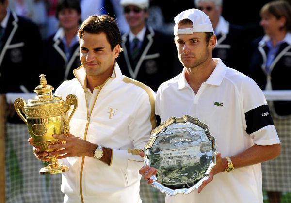Roger Federer (vlevo) a Andy Roddick.