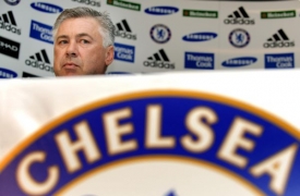 Carlo Ancelotti na tiskov&eacute; konferenci v Lond&yacute;ně.