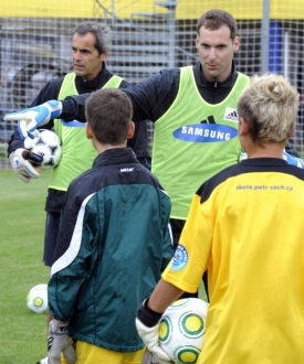 Brank&aacute;ř Petr Čech na tr&eacute;ninku ve sv&eacute; brank&aacute;řsk&eacute; &scaron;kole.