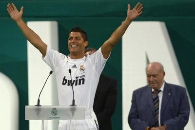 Fotbalista Cristiano Ronaldo při představování se fanouškům Realu.