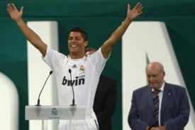 Fotbalista Cristiano Ronaldo při představování se fanouškům Realu.