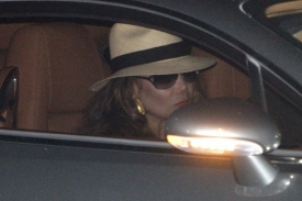 La Toya Jackson opouští hřbitov Forest Lawn, místo pohřbu.