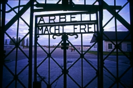 Vstup do koncentračn&iacute;ho t&aacute;bora Dachau.