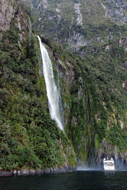 Jeden z mnoha vodopádů ve fjordu Milford Sound.