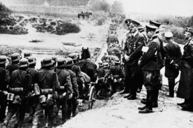 Adolf Hitler na inspekci armád útočících na Polsko.