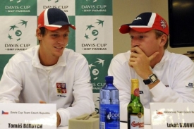 Tomáš Berdych (vlevo) se spoluhráčem Lukášem Dlouhým.