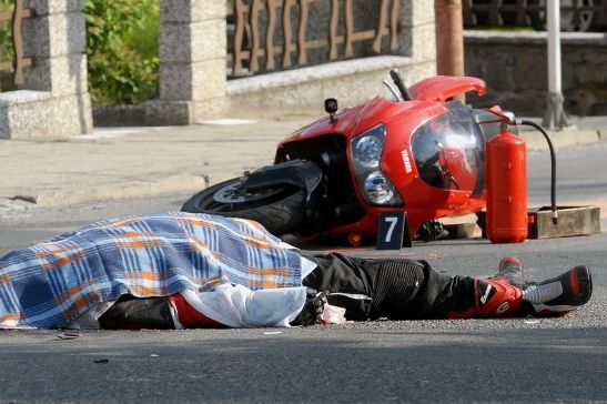 Na silnicích umírají motorkáři. Foto z tragické nehody v Jedovnicích.
