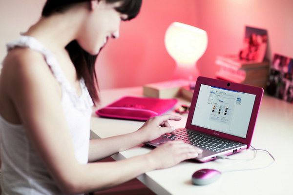 Nový Sony Vaio řady W svými rozměry i vybavením spadá mezi netbooky. Nový Sony Vaio řady W svými rozměry i vybavením spadá mezi netbooky.