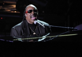 S Jacksonem se přijel rozloučit i zpěvák Stevie Wonder.