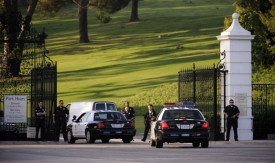 Policejní hlídky u hřbitova Forest Lawn v Los Angeles.