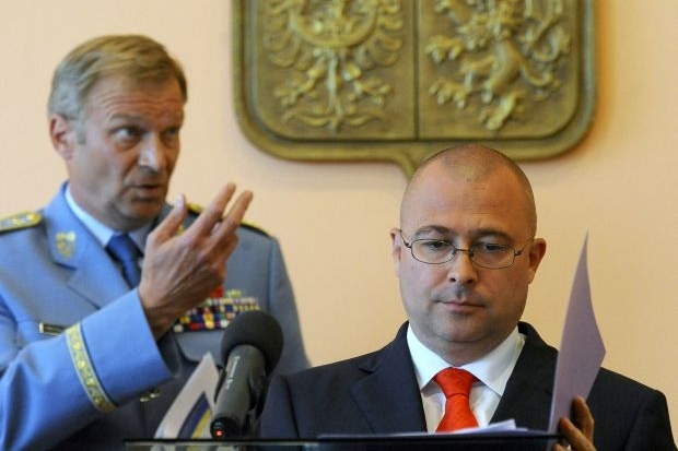 Ministr obrany Martin Barták s náčelníkem generáního štábu Pickem.