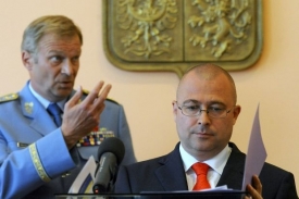 Ministr obrany Martin Barták s náčelníkem generáního štábu Pickem.