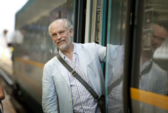 Malkovich vystupuje z pendolina.