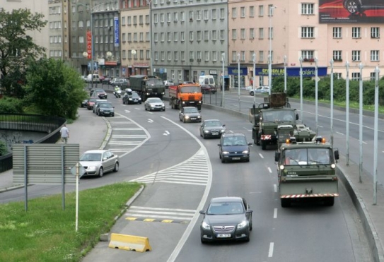 Kolona se blíží na Děčínsko rychlostí 70 kilometrů v hodině.