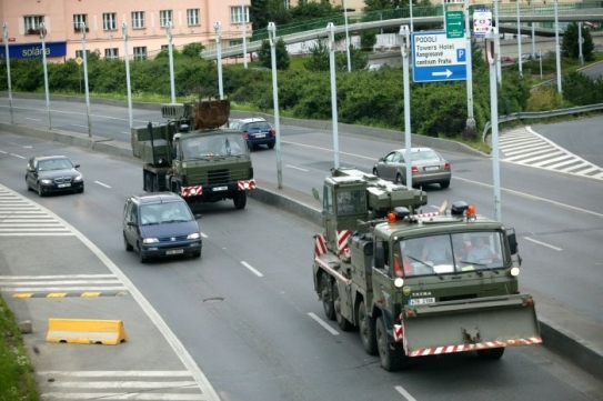 Univerzální hasičské vůz UDS-214 a vyprošťovací automobil AV-15.