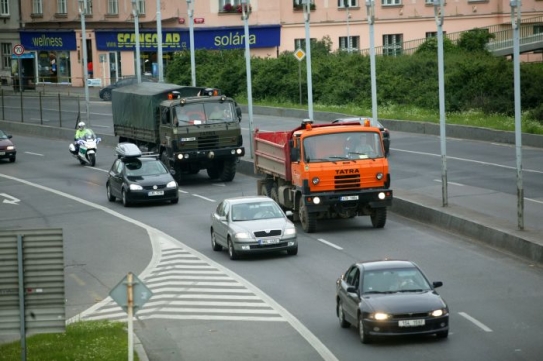 Hlučínský záchranný útvar vjíždí na Nuselský most v Praze.