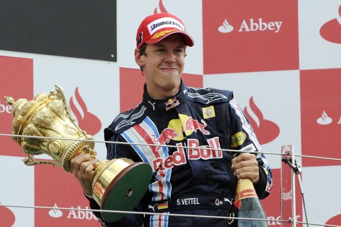 Sebastian Vettel oslavuje vítězství v Silverstonu.