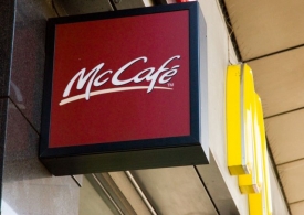 Česko bude mít první kavárnu McCafé. Otevře 16. července u dálnice D1. Česko bude mít první kavárnu McCafé. Otevře 16. července u dálnice D1.