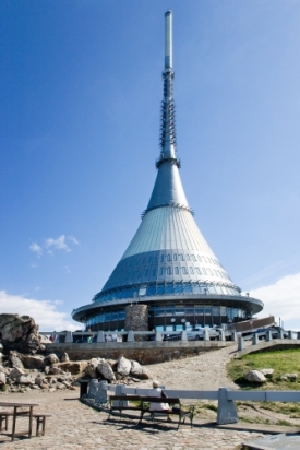 Hotel Ještěd navrhl architekt Jan Hubáček.