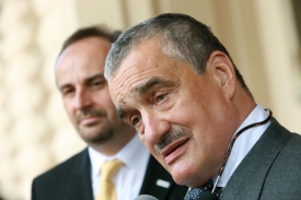 Klaus požádal před podpisem o schůzku s Karlem Schwarzenbergem.