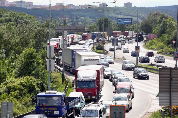 Problémy čekají na řidiče při nájezdu z Jižní spojky na magistrálu.