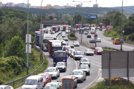 Jižní spojka zase stojí. Jižní spojka zase stojí.