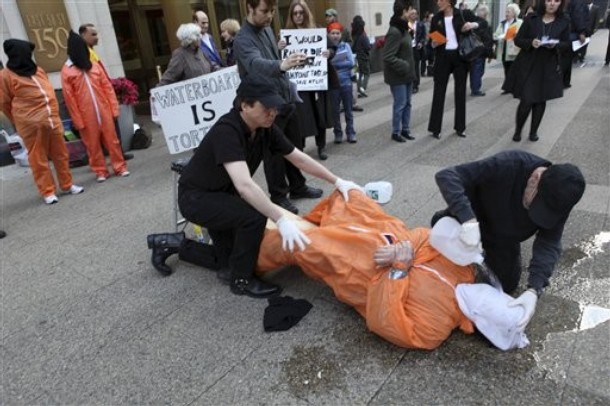 Aktivisté předvádějí jak vypadá waterboarding naživo. Aktivisté předvádějí jak vypadá waterboarding naživo.