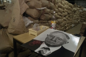 Dvacet let po pádu Zdi vydávají archivy Stasi stále nová překvapení.