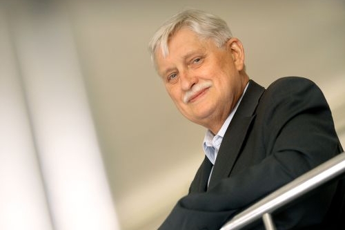 Strana Libertas.cz žaluje Dienstbiera téměř o 400 tisíc. Strana Libertas.cz žaluje Dienstbiera téměř o 400 tisíc.