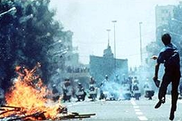 Pouliční boje v Teheránu, červenec 1999.
