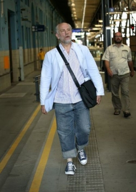 Malkovich dorazil do Česka pendolinem.