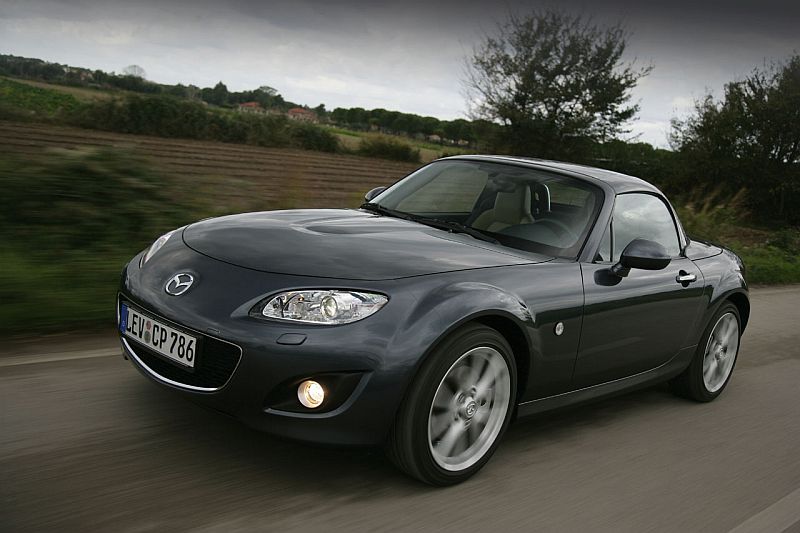 Faceliftovaná Mazda MX-5 má jinou přední masku a pár věcí pod kapotou.