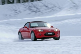 Díky pohonu zadních kol je MX-5 na snhu extrémně zábavná.